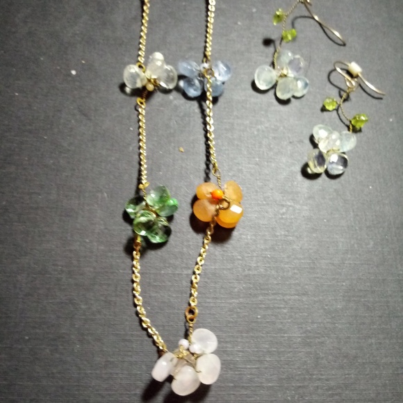 GLASS  FLORAL NECKLACE AND DANGLE EARRINGS - Picture 1 of 3